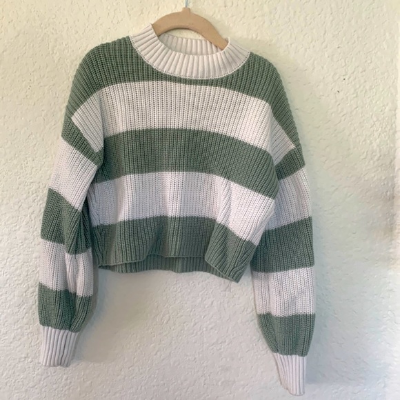 3/30$ BUNDLE SALE! 
Very gently used cropped sweater girls 4/5 - Picture 1 of 3